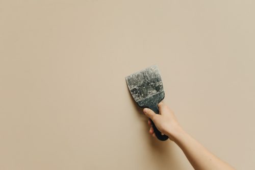 Czym zakleić dziurę w ścianie domowe sposoby?
