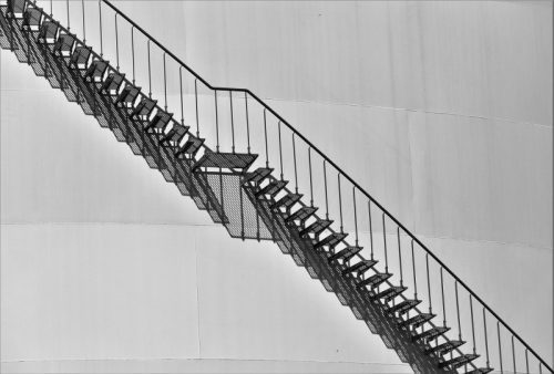Wytrzymałość i styl: dlaczego warto wybrać stalowe stopnie schodowe?