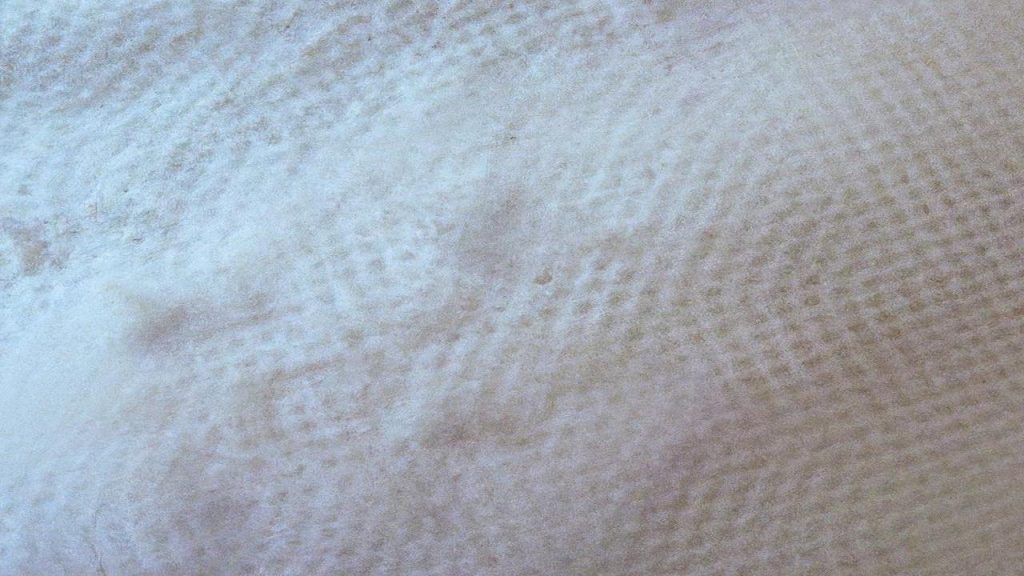 Plamy z oleju na ubraniach - domowe sposoby na tłuste plamy